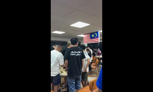 A&W PJ erupts in patriotic moment as diners stand together for Negaraku at midnight - syjagiya_