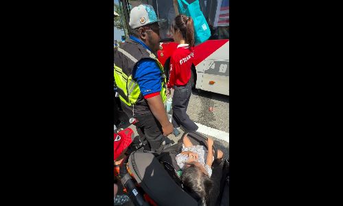 RapidKL worker wins hearts for using his own fan to cool child & helping family board after 3 full buses - najihah_9456
