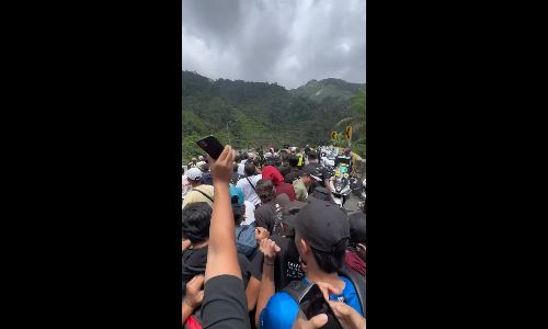 Genting Highlands crowd cheers & runs alongside Le Tour de Langkawi cyclists - NI87