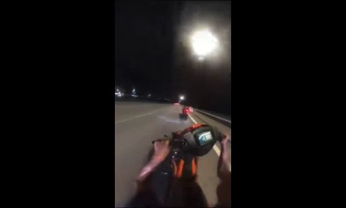 Motorcyclist loses control while riding at high speed on highway at night - Geng² Superman Highway