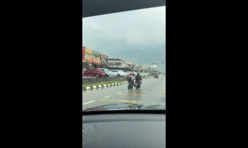 Motorcyclist helps tow stranded rider after motorcycle breaks down - youyou1997