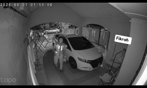 Delivery rider earns praise after arranging customer's shoes while delivering late-night order - fikrah
