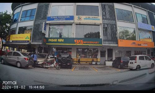 Man angrily shoves blocking motorcycle, causing it to topple over outside convenience store - mmmxnyy