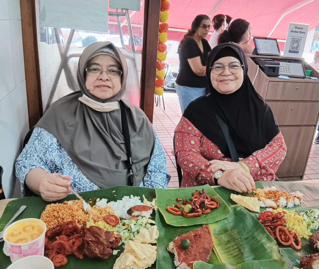 Image from: Menikmati Hidangan Makan Tengahari Tradisional Nasi Daun Pisang Citarasa Malaysia Paling Sedap & Autentik #CutiCutiLocal