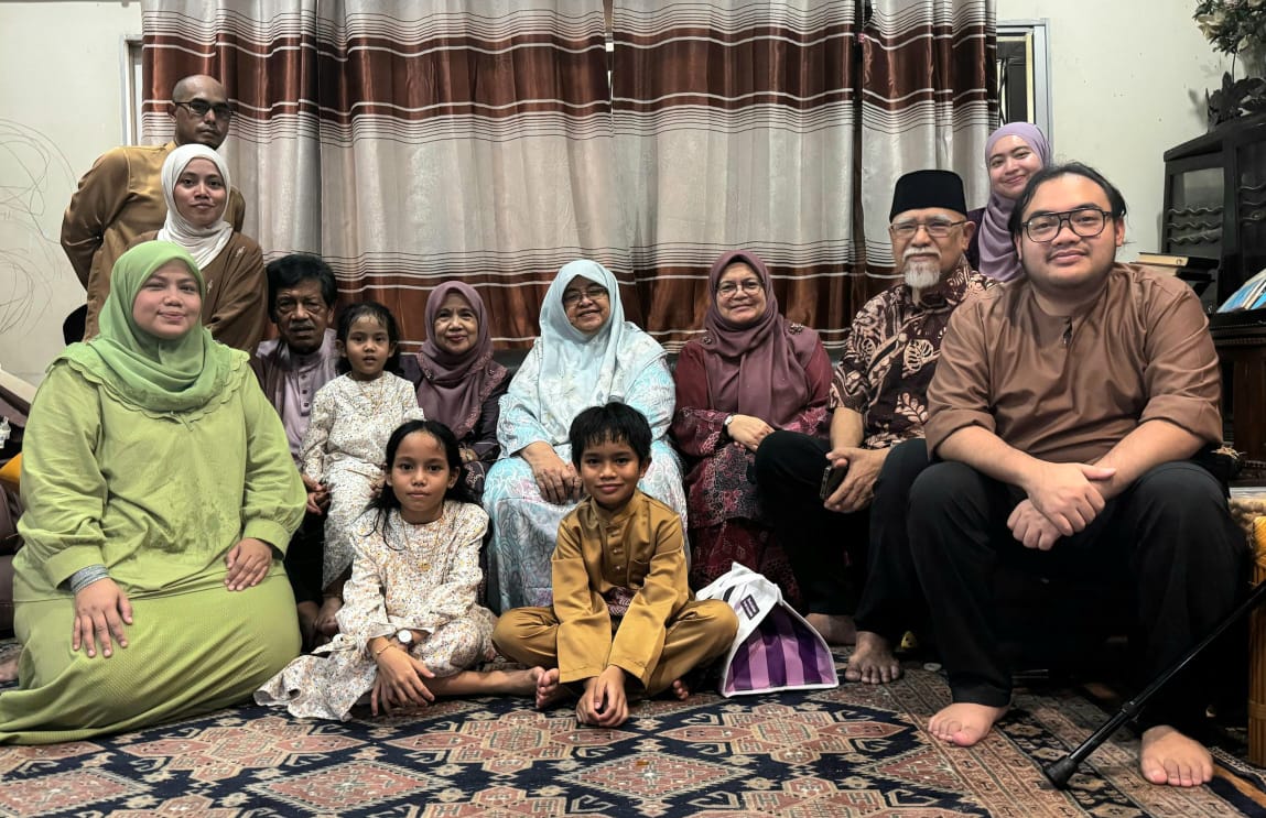 Image from: 3rd generation looked adorable in their Baju Raya, embracing festive spirit & receiving gifts from the elderly #RAYA2025