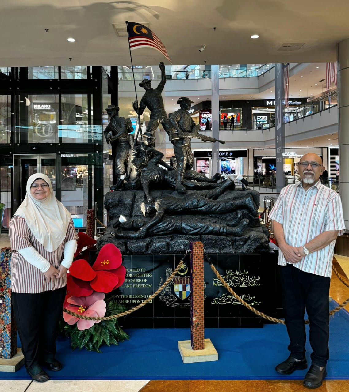 Image from: Patriotic exhibition displays of National Monument at IOI City Mall Putrajaya as tribute to national unity #MalaysiaKita