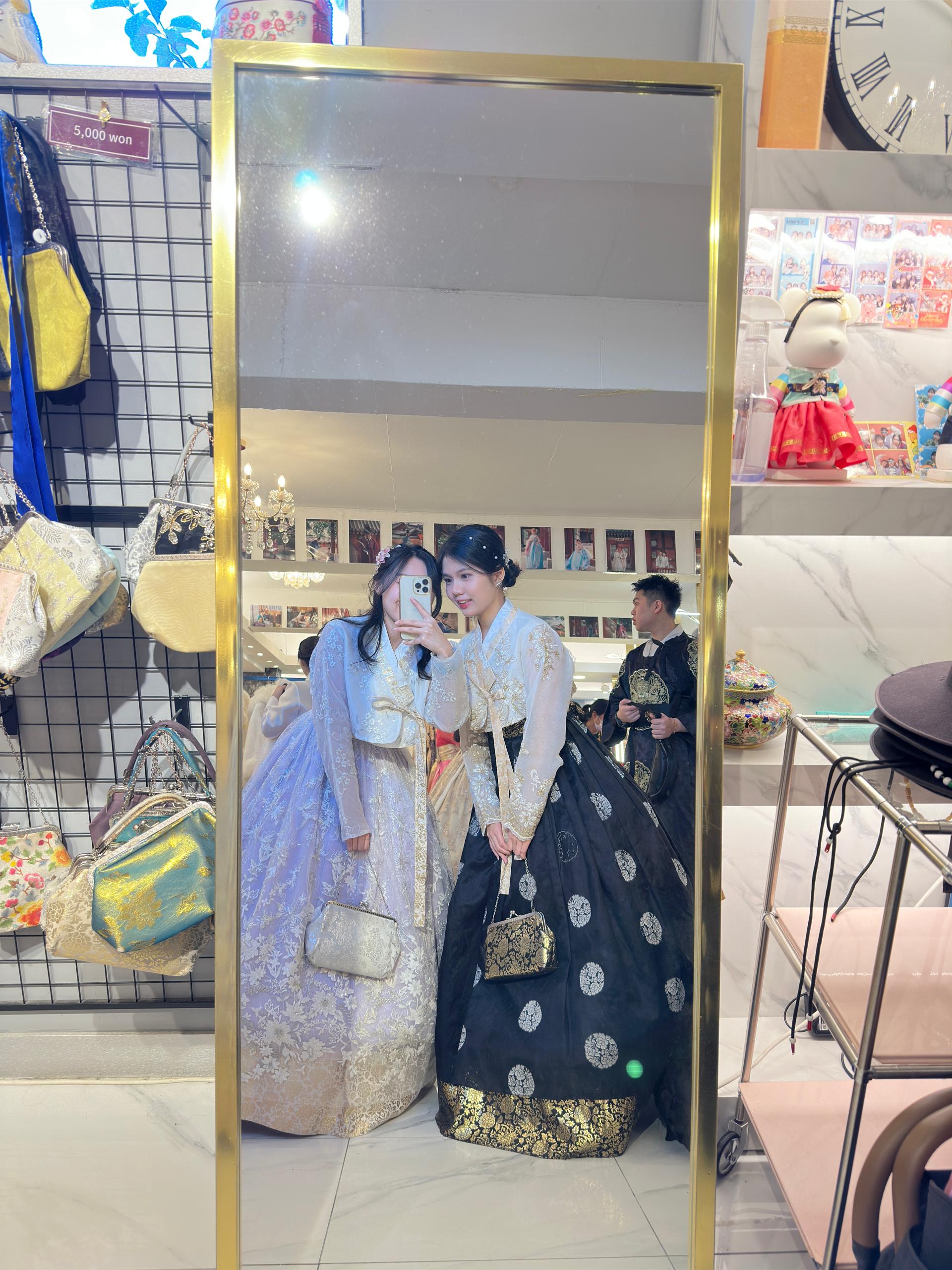 Image from: Hanbok Rental for Only RM15? Enjoy Free Accessories and Complimentary Entrance to Gyeongbokgung Palace! #JomTravel