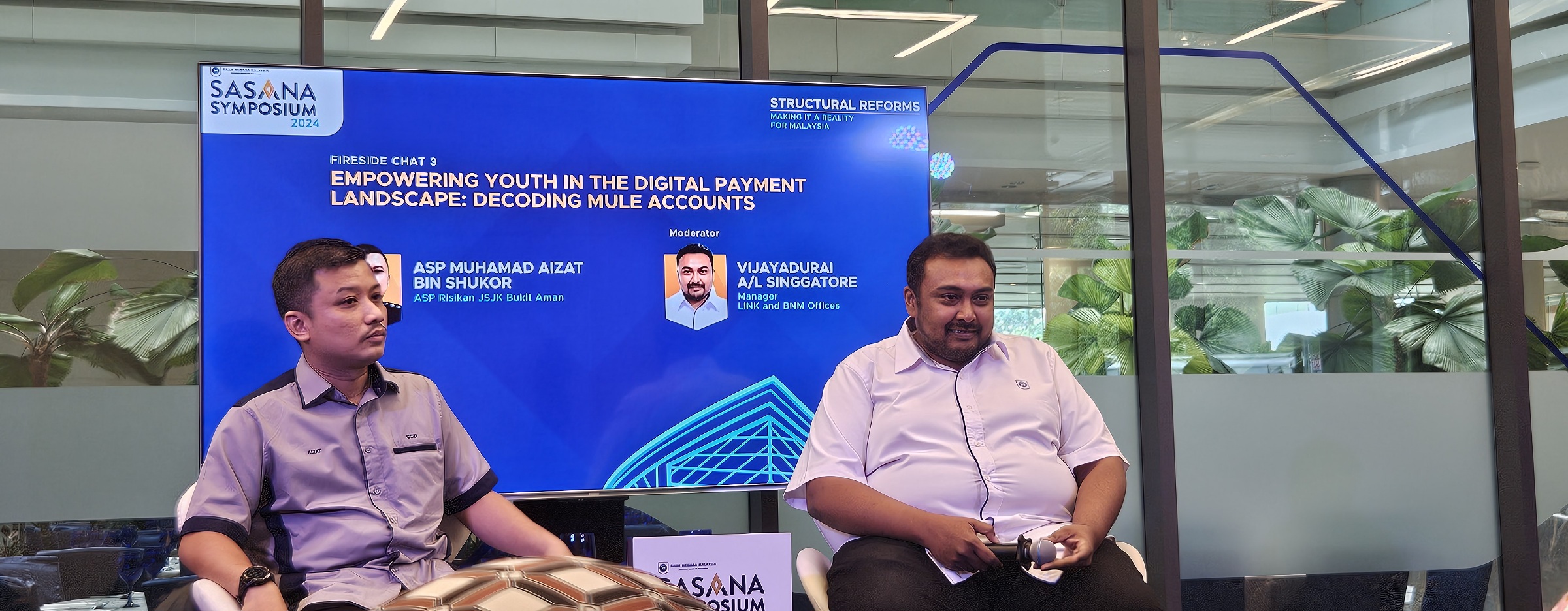 ASP Muhamad Aizat from PDRM and Mr Vijayadurai from BNM discussing about the rampant Mule Account Trap and its ramifications on the unsuspecting public. Photo credit: Danny Liew.