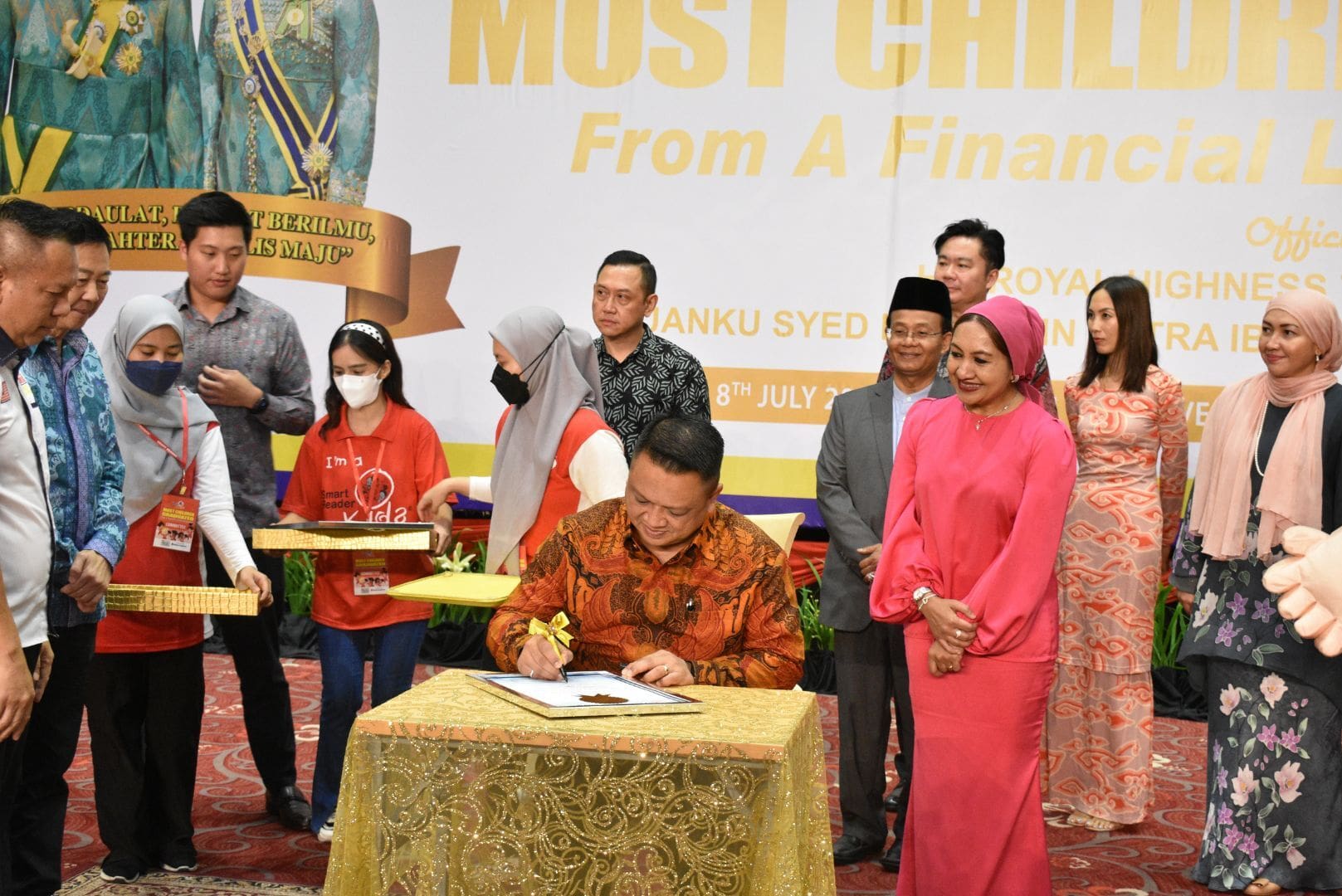 Image from: Smart Reader® Worldwide x HLB “DuitSmart Kids” Awarded for “Most Children Graduated From A Financial Literacy Programme”
