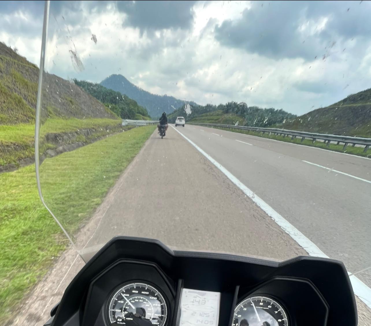 Image from: Family with Children Including a Baby Journey 200km on a Motorcycle in Pursuit for a Better Life