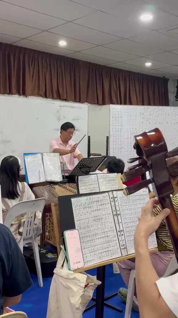 Image from: 华乐团开展合奏排练 指挥悉心指导乐手掌控节拍