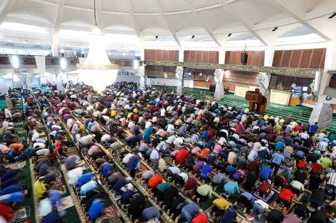 Image from: OPINION | Friday Prayers at the Mall: How Much Easier Should Religion Be?