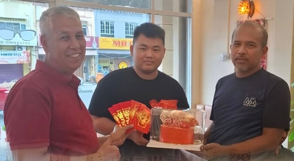 Image from: #CNY2026 | This Banting Bumiputera workshop closes early on CNY Eve to throw a festive feast for its sole Chinese employee