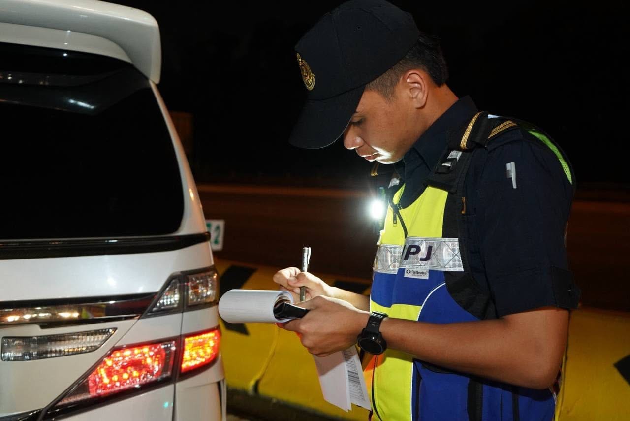Image from: #EiTahuTak | JPJ actually allows fully dark car window tints, but you need to apply & pay up to RM5,000 for a 2-year permit