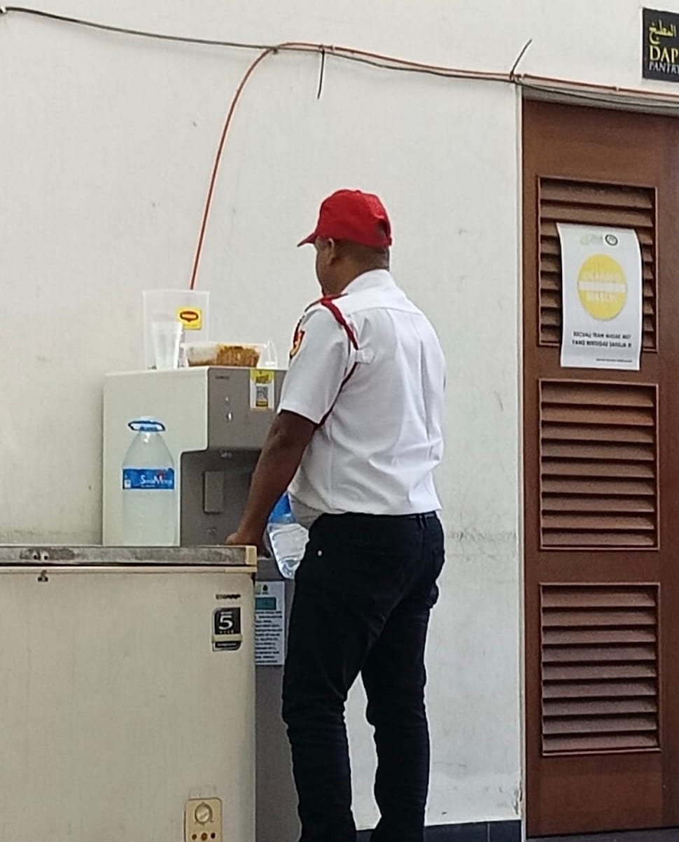 Image from: Malaysian Man Slams Foreign Worker for Filling Water Bottles at Shah Alam Mosque, Netizens Rally Against Him Instead