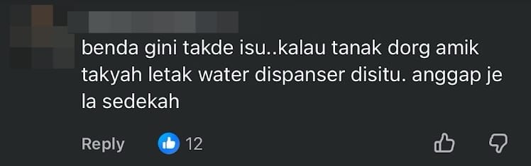 Image from: Malaysian Man Slams Foreign Worker for Filling Water Bottles at Shah Alam Mosque, Netizens Rally Against Him Instead