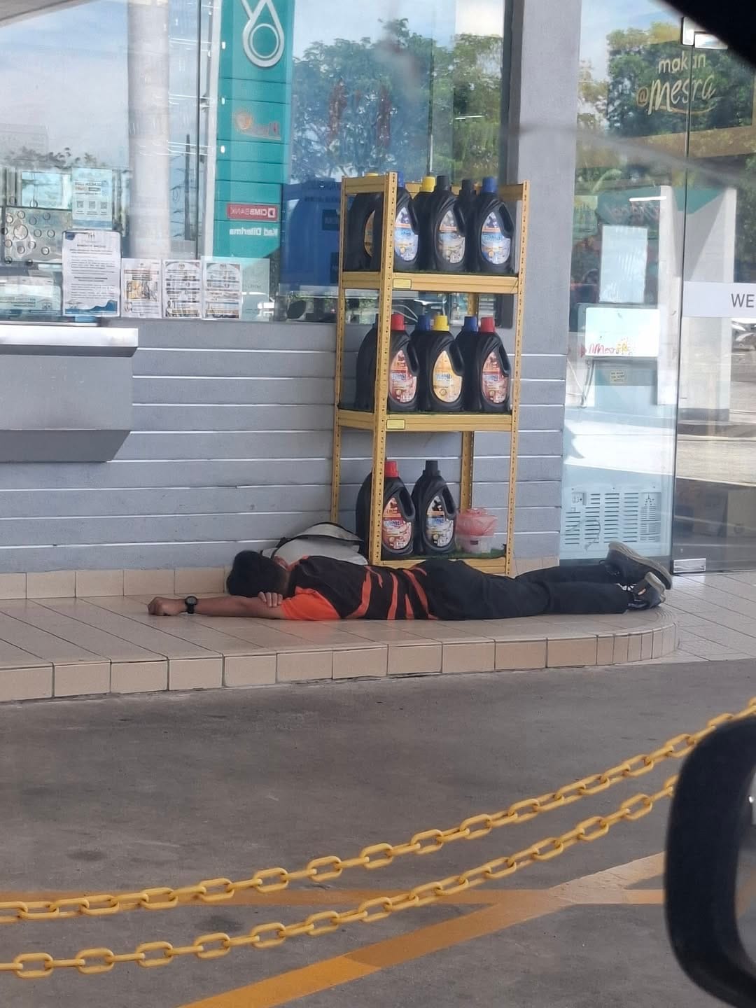 Image from: "Where are his parents?" - Exhausted M'sian Boy Left Waiting & Sleeping Outside Fuel Station After School Sparks Concern