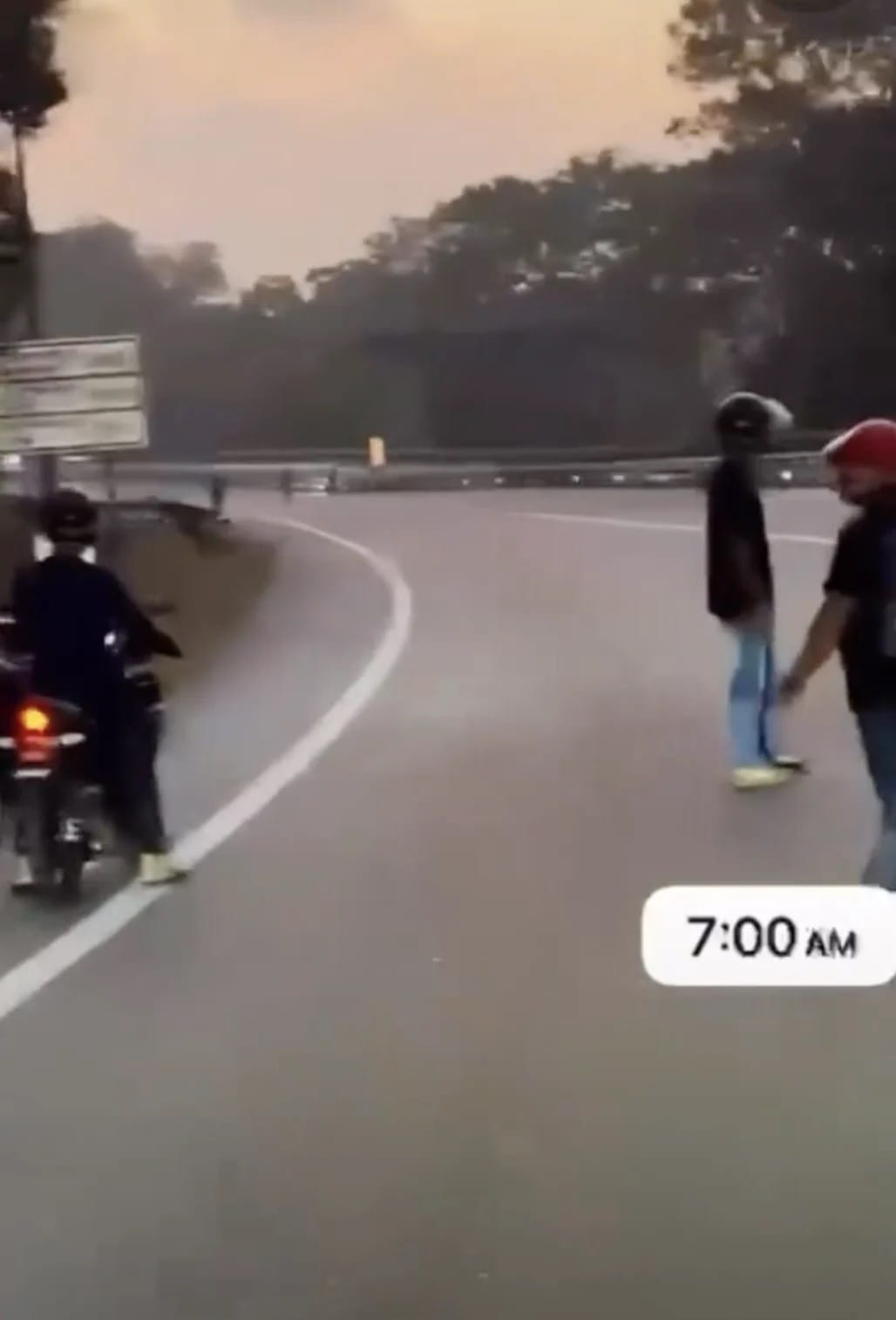 Image from: Illegally Closing Down Johor Highway to Race for RM15k Bet, 11 Suspects May Face Up to 5 Years' Jail & RM10k Fine