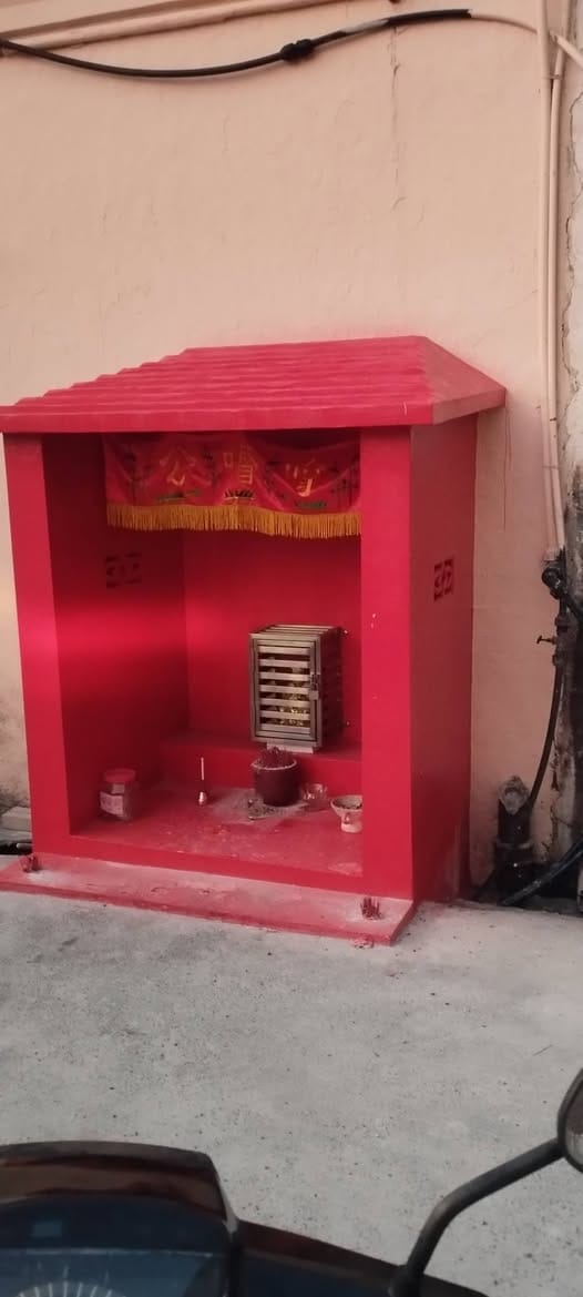 Image from: Homeowner Installs Metal Enclosure Around Datuk Gong Shrine, Sparks Online Debate