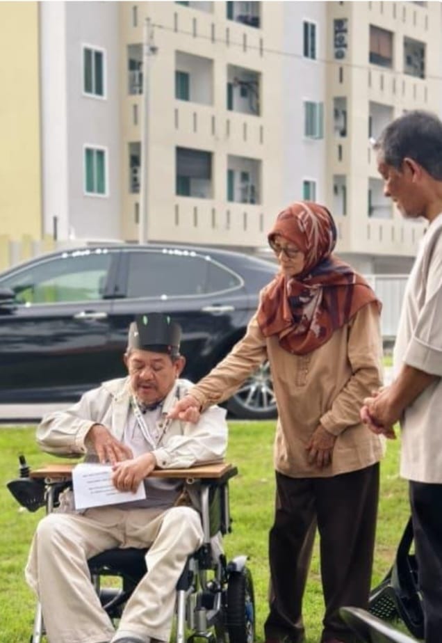 Image from: #MalaysiaKita | Pak Tam the Paralysed Artist in the Wheel Chair Who Celebrated Malaysia Day With Kopi O and Roti Mayat