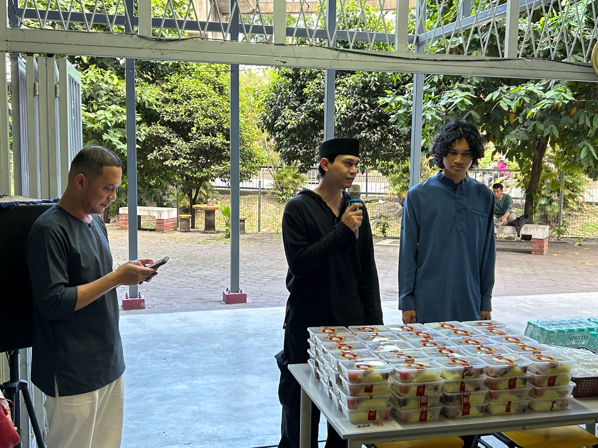 Image from: Two Hours, 100 Meals, and a Whole Lot of Heart Before Aidilfitri