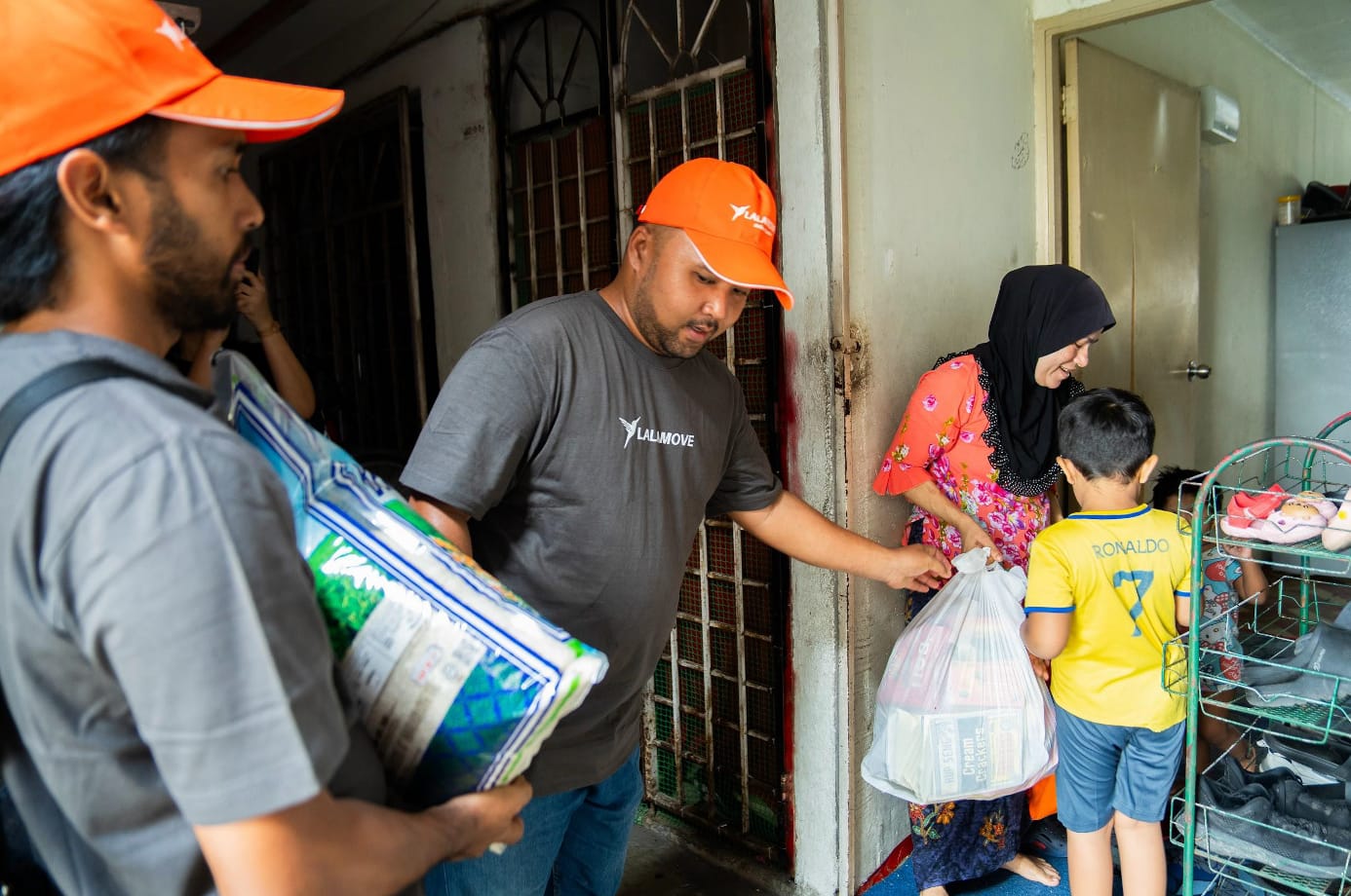 Image from: Lalamove Launches "Moves that Bring You Home" to Deliver Essential Goods to Urban Families in Need