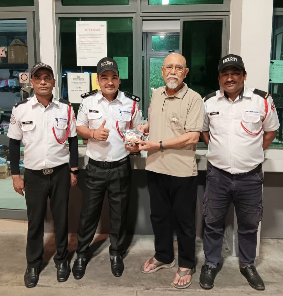 Image from: An Eid al-Fitr hamper from Tan Sri Dr. R. Palan, is a significant gesture of generosity & strengthening bonds