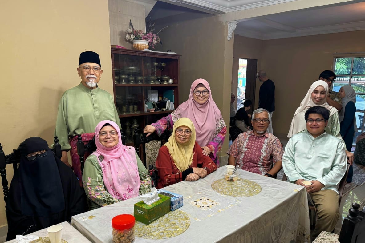 Image from: Kasih sayang adalah penghubung tali persaudaraan sesama manusia, kasihi yang muda & hormati saudara yang tua