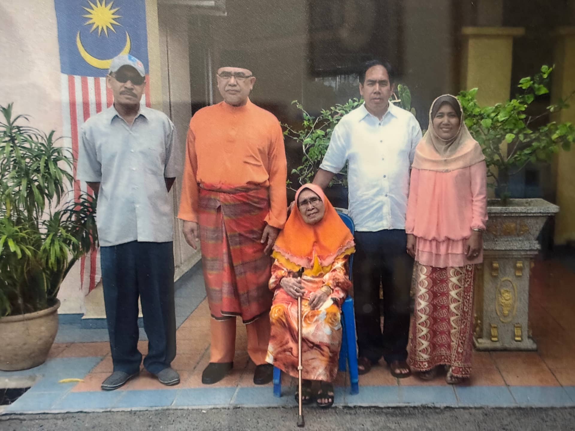 Image from: Memperkukuh nilai keluarga-Kasih ibu membawa ke syurga, kasih ayah sepanjang masa, kasih saudara masa berada