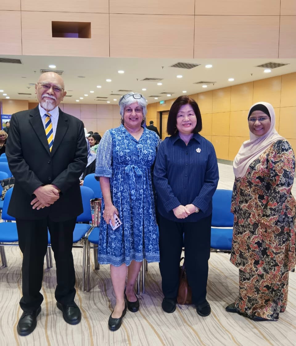 Image from: #EiTahuTak | Tan Sri Dr. Lim Wee Chai said "To gain knowledge in business, the most important thing is to ask questions"