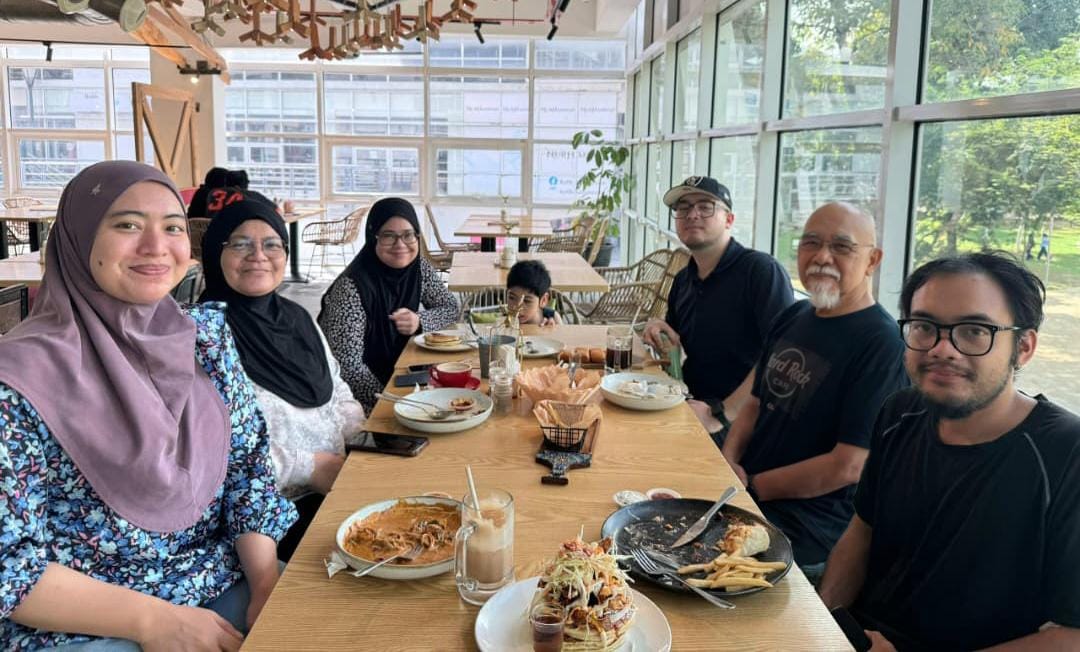 Image from: #EiTahuTak | Trendy Cafe 10 Gram Ayer 8 with front view of Putrajaya Lake & Iron Mosque has become popular among hipsters