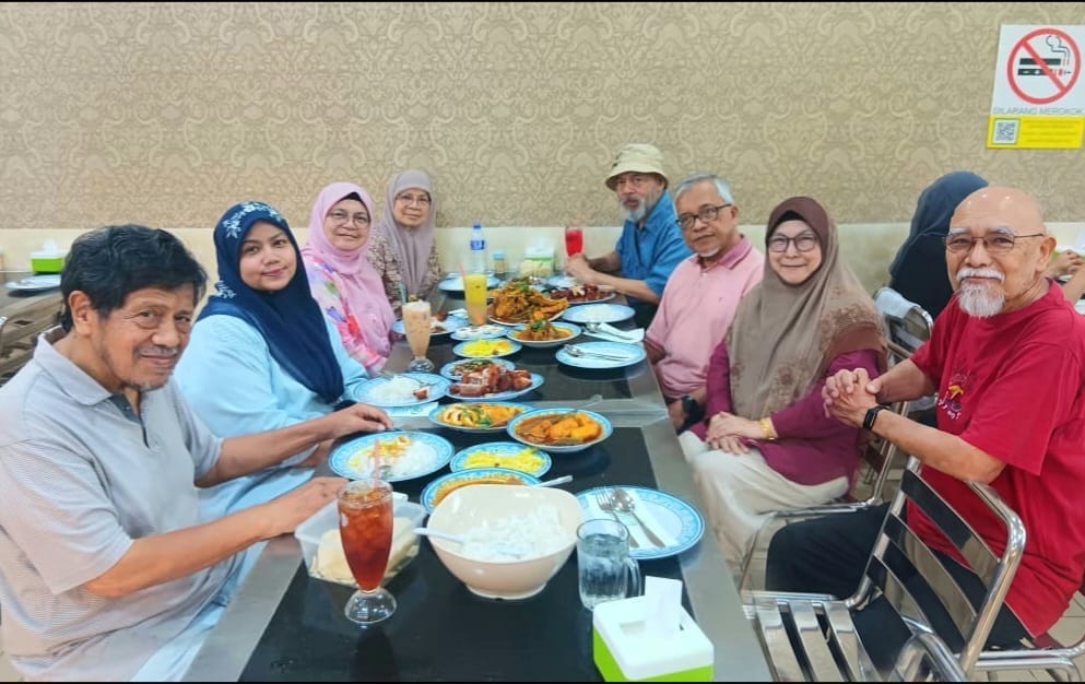 Image from: Kampung Attap Fish Head Curry @KL is famous due to its 35-year-old culinary street food elevated into legendary delicacy