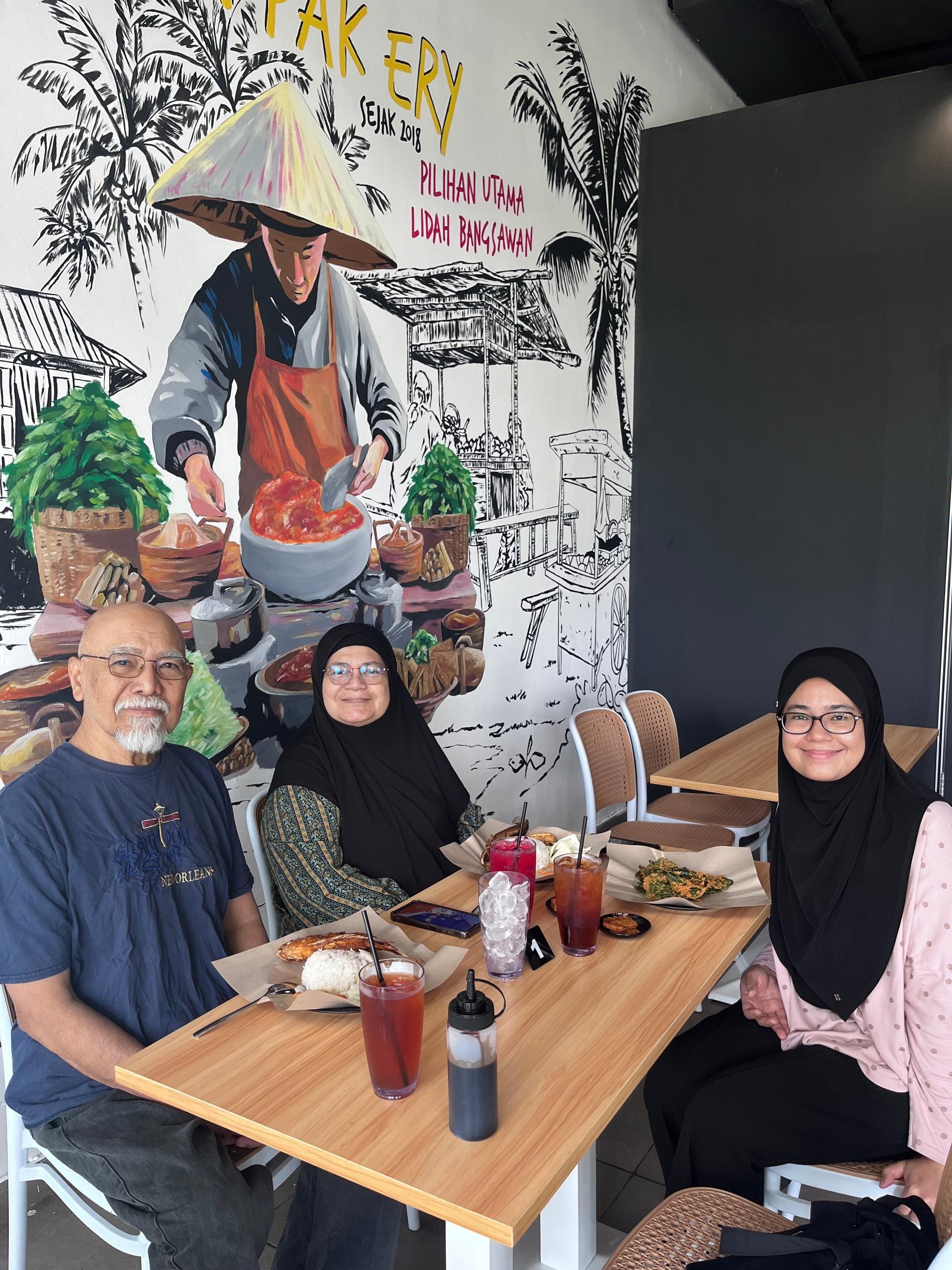 Image from: Ayam Gepuk Jogya Pak Ery di Putrajaya terkenal dengan suasana santai ala kampung halaman di Jawa, Indonesia 