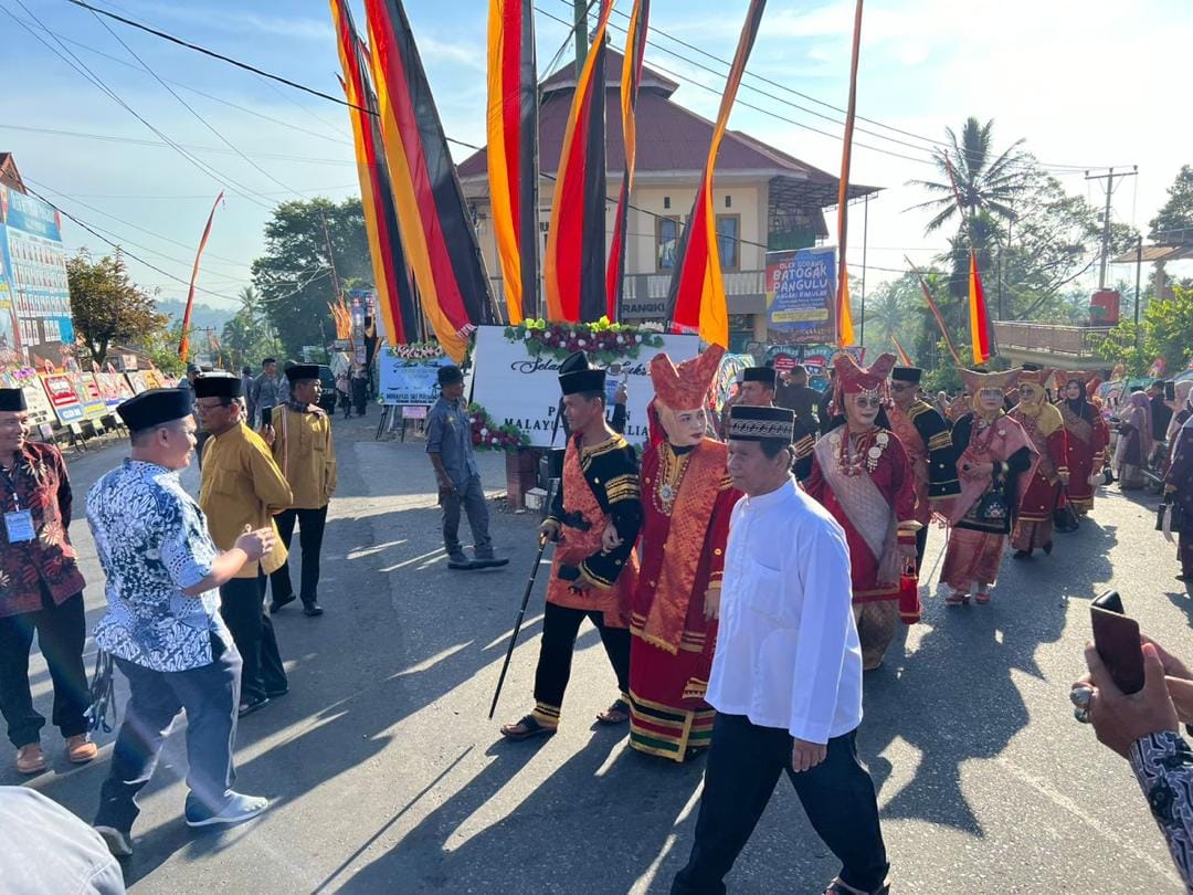 Image from: The "Olek Godang Batogak Pangulu Nagari Barulak" ceremony in Minangkabau, Sumatra appointed ADI as new Village Chieftain