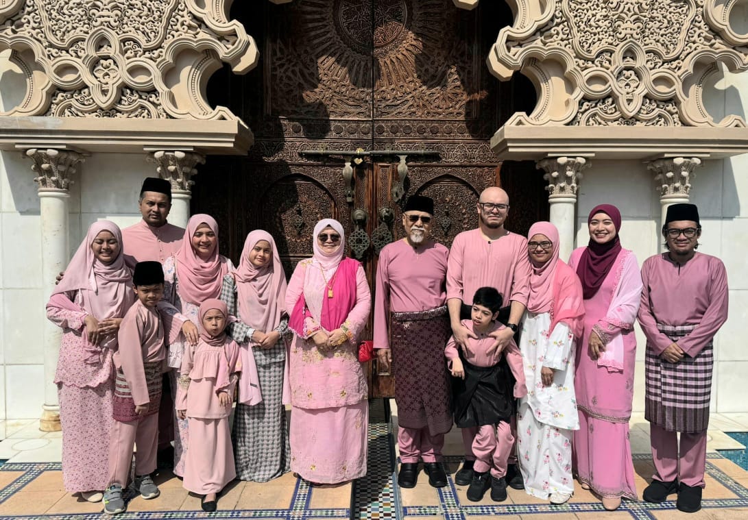 Image from: #MalaysiaKita | Saya bangga menjadi anak Malaysia kerana negara ini hidup aman dan sejahtera dalam kepelbagaian kaum