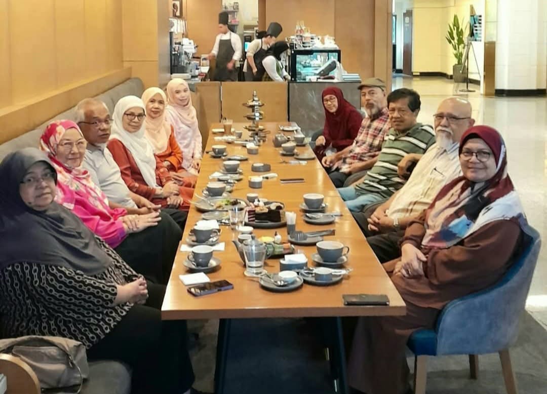 Image from: Family reunions strengthen emotional bonds, preserve shared history, and powerful sense of belonging across generations