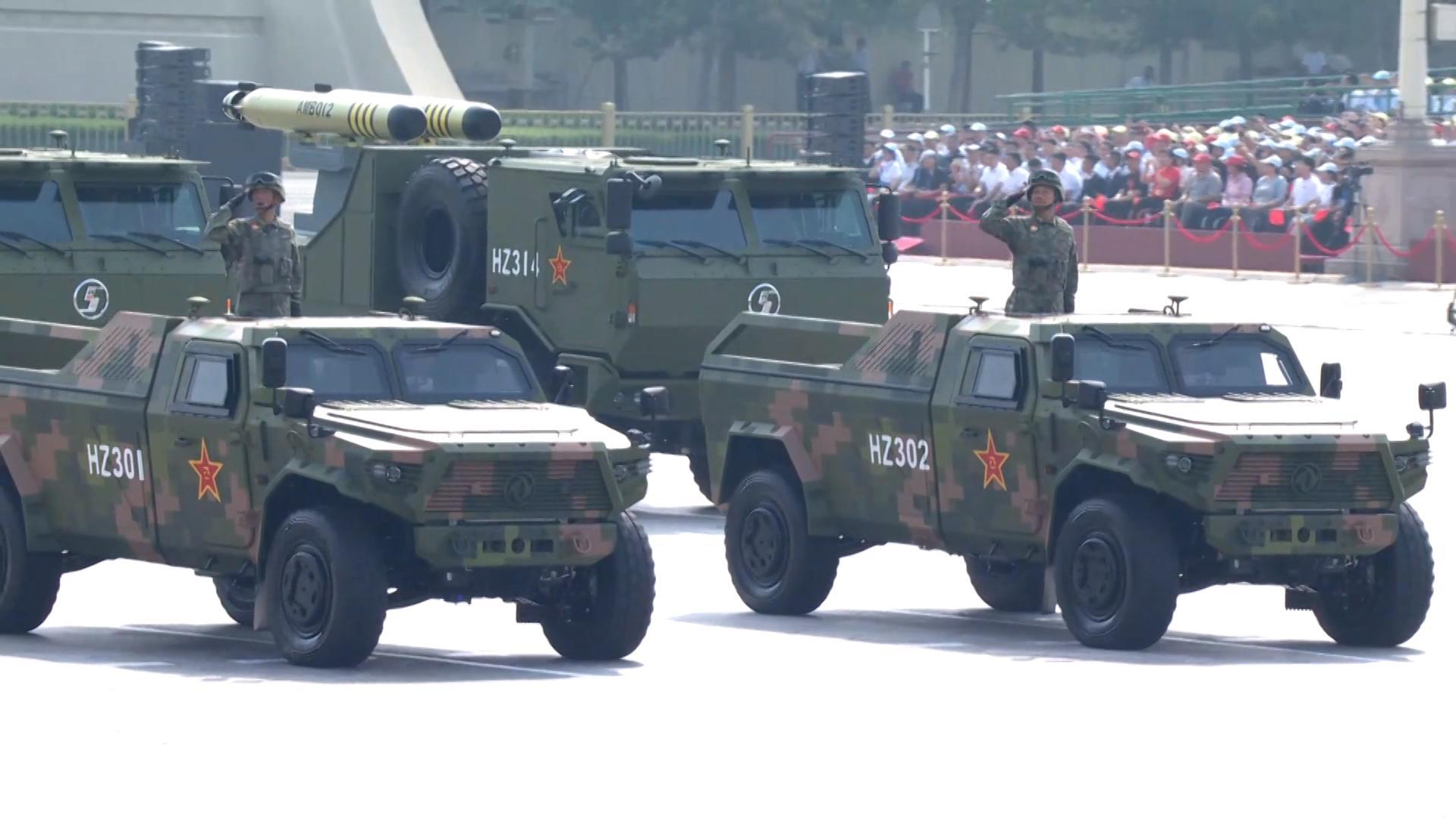 Underwater weapon formation passes through Tian'anmen Square