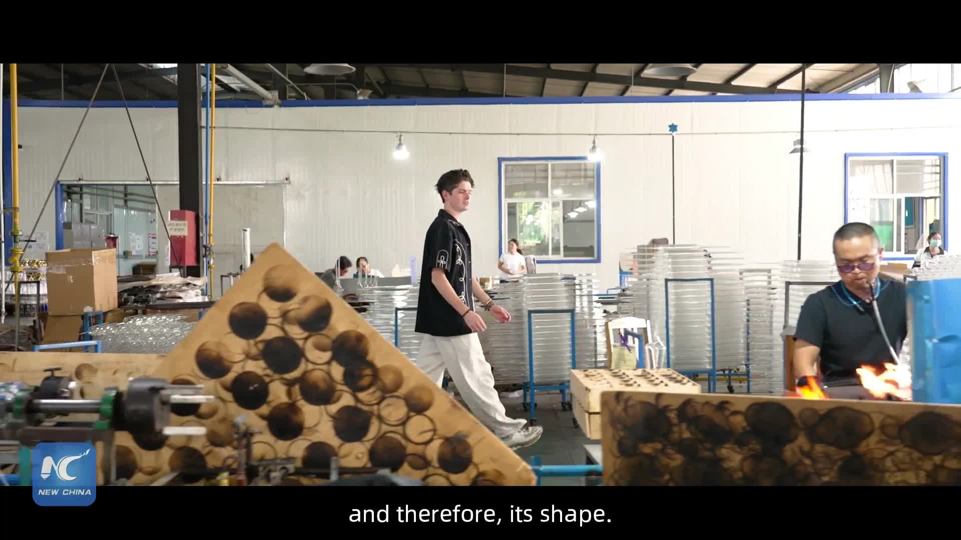 British vlogger explores the art of glassmaking in north China - Newswav